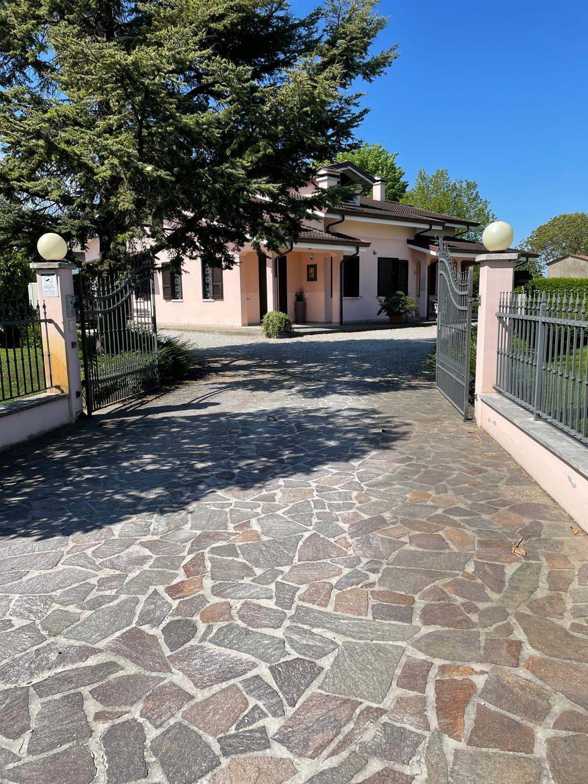 Villa Singola con giardino in Vendita a Rodigo